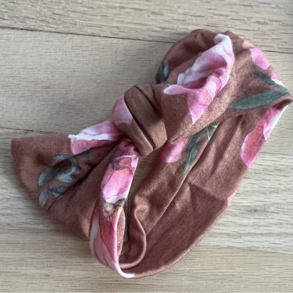 Newborn knotted gown & bow - Picture 2 of 6